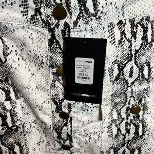 Grand is fashion nova with the size XL color is a Faux snakeskin black and white